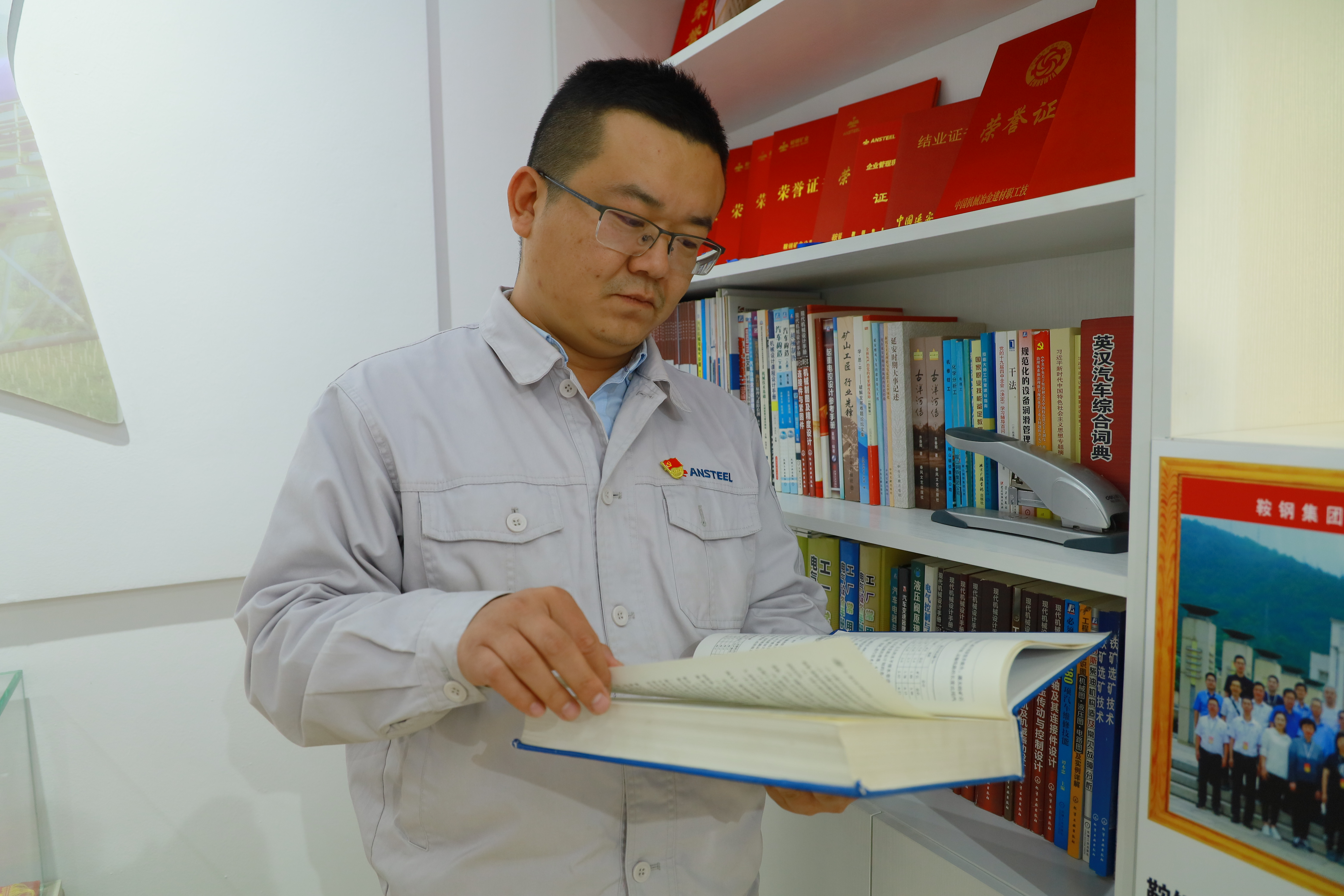 1.配圖閆大洋鉆研專業(yè)知識.JPG